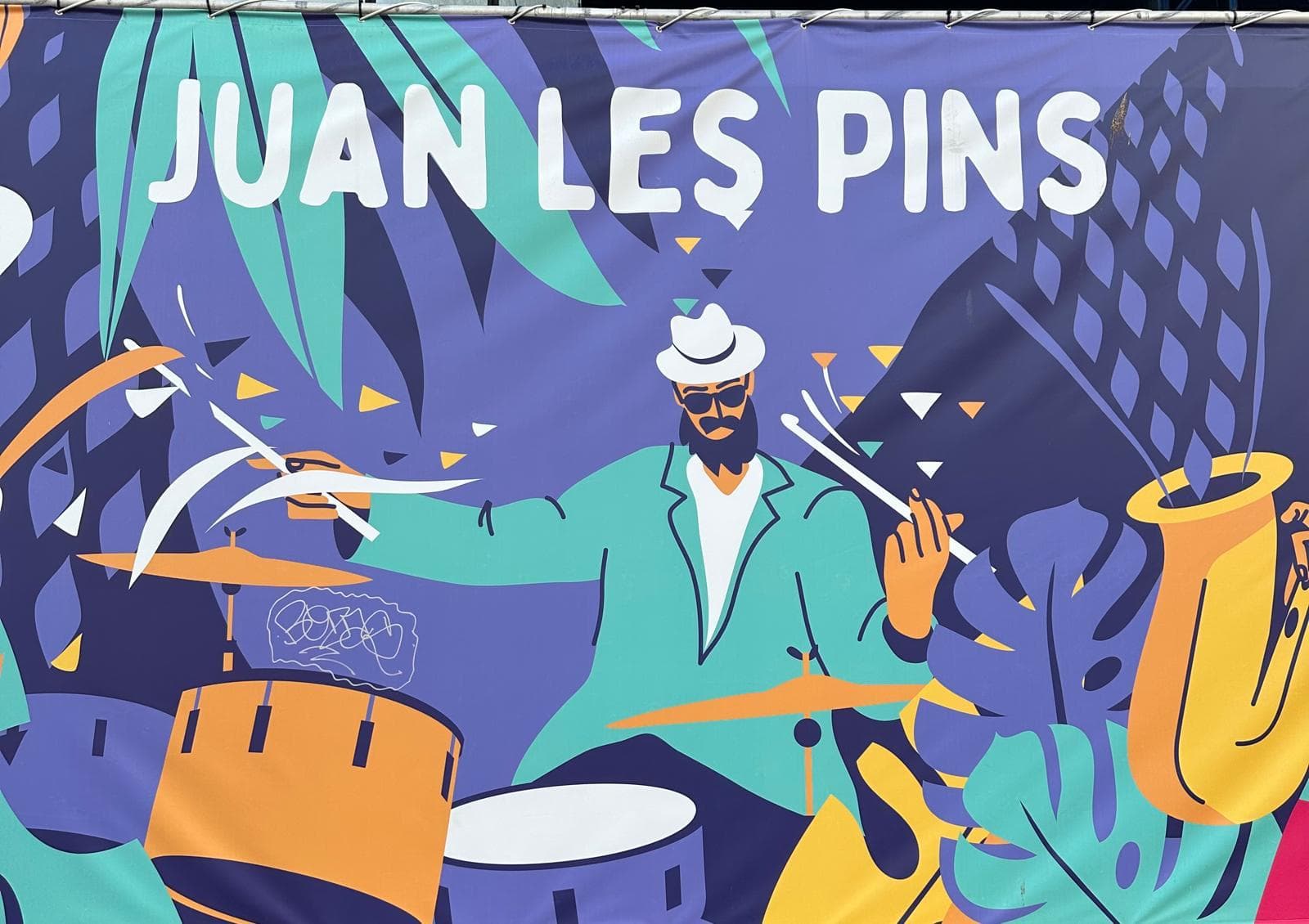 Fresque colorée consacrée au jazz à Juan-les-Pins