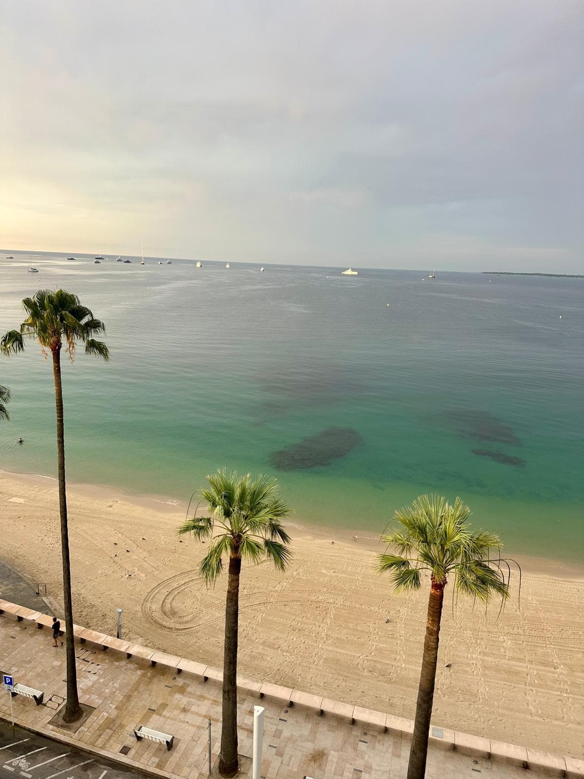 Plage calme et mer turquoise devant l'appartement