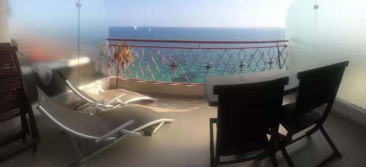 Espace détente de la terrasse avec transats face à la mer