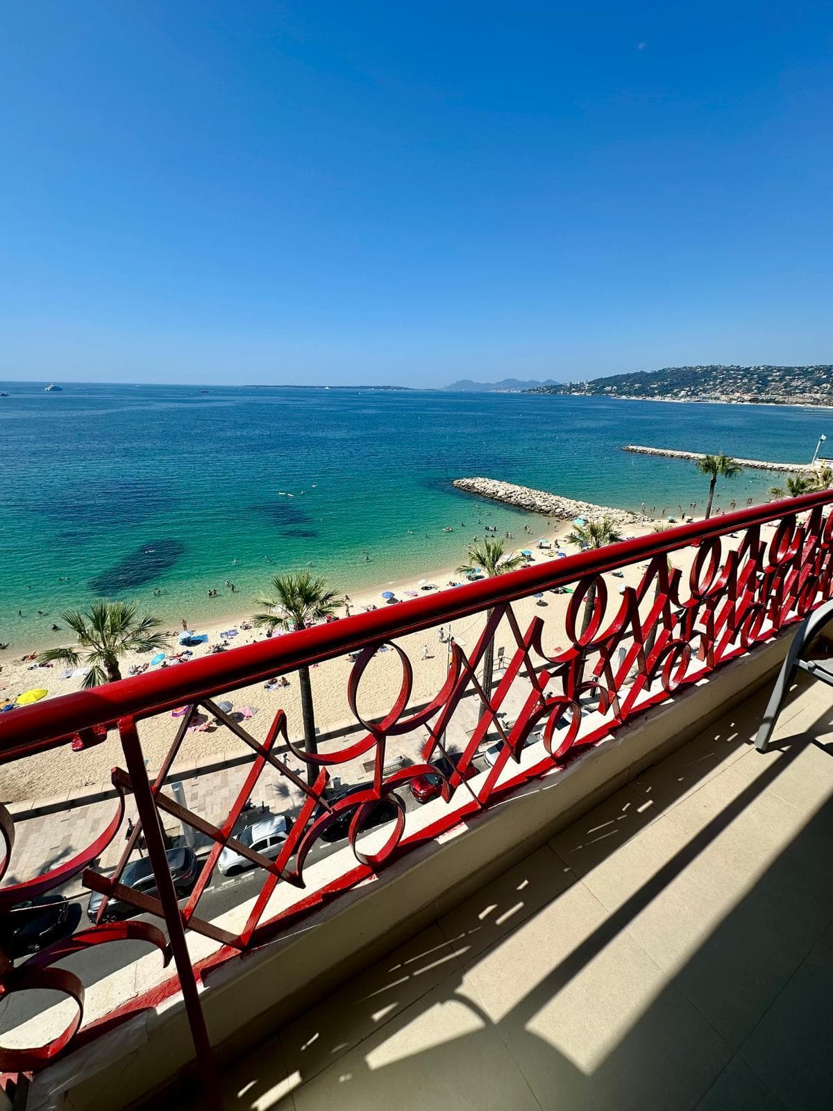 Vue panoramique sur la Méditerranée depuis la terrasse